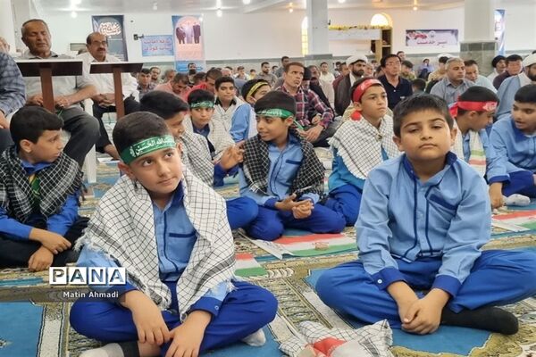 حضور پر شور دانش‌آموزان در نماز جمعه پارسیان