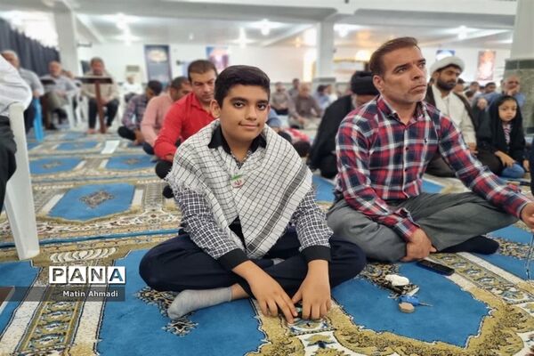 حضور پر شور دانش‌آموزان در نماز جمعه پارسیان