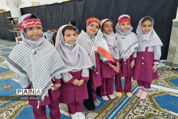 حضور پر شور دانش‌آموزان در نماز جمعه پارسیان