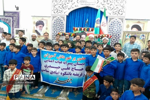 حضور پر شور دانش‌آموزان در نماز جمعه پارسیان