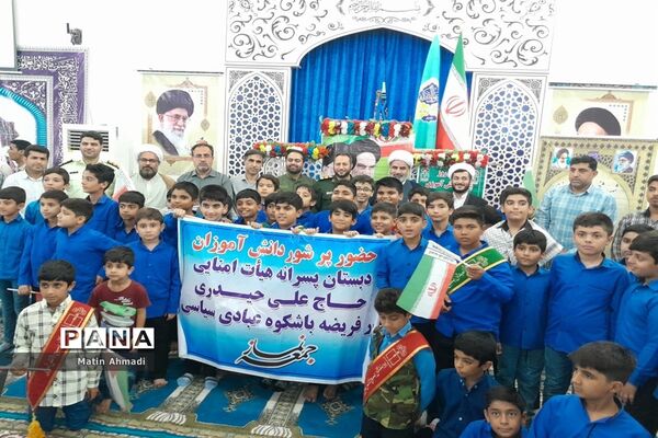 حضور پر شور دانش‌آموزان در نماز جمعه پارسیان