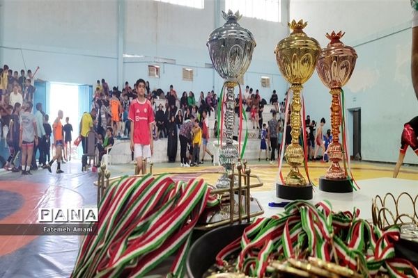 رقابت های کشتی آزاد چند جانبه به میزبانی شهرستان حاجی آباد