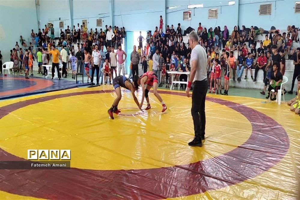 رقابت های کشتی آزاد چند جانبه به میزبانی شهرستان حاجی آباد