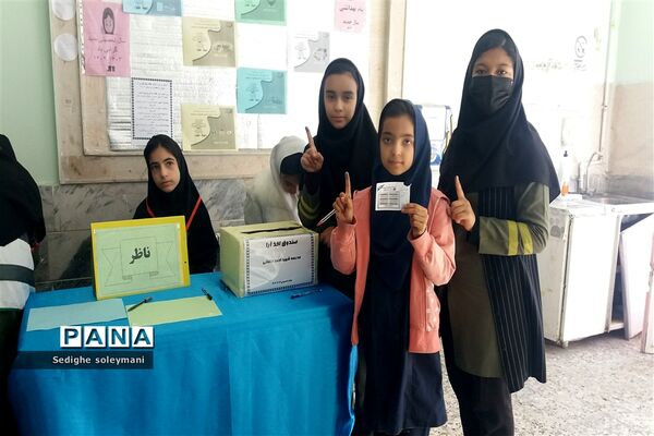 برگزاری انتخابات شورای دانش‌آموزی در مدرسه شهید خاقانی شهرستان شیروان