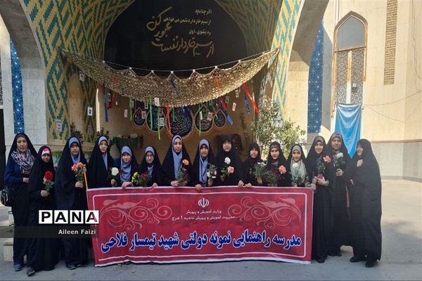 غبار روبی مزار شهدا در آستانه روز دانش‌آموز در مصلی کرج