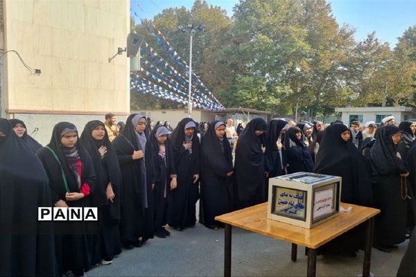 غبار روبی مزار شهدا در آستانه روز دانش‌آموز در مصلی کرج