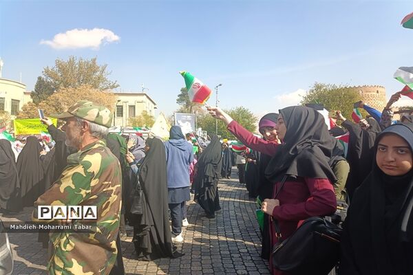 حضور پرشور دانش‌آموزان شیرازی در یوم الله ۱۳ آبان