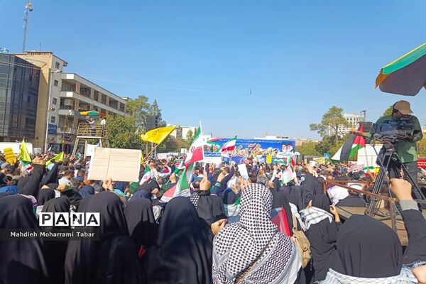 حضور پرشور دانش‌آموزان شیرازی در یوم الله ۱۳ آبان