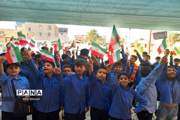 مشت محکم دانش‌آموزان بر دهان استکبار