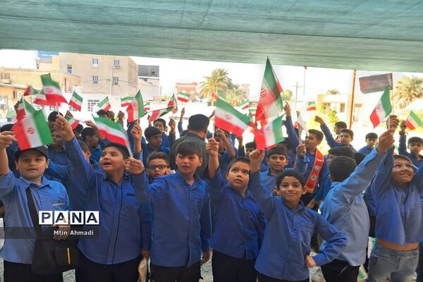 مشت محکم دانش‌آموزان بر دهان استکبار