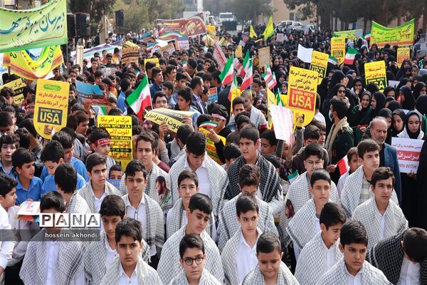 خروش دانش‌آموزان میبدی در راهپیمایی 13 آبان و طنین انداز شدن شعار مرگ بر اسرائیل