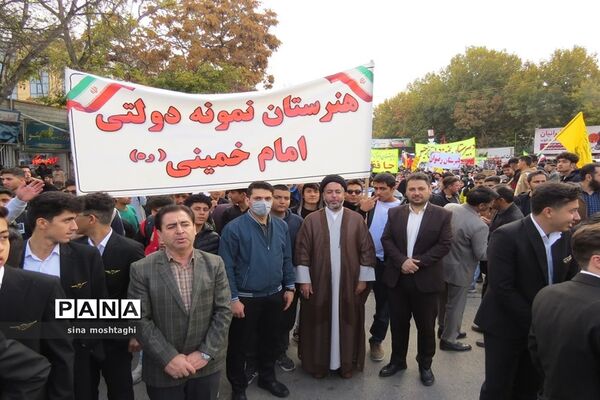 حضور مردم و دانش‌آموزان شهرستان بجنورد در راهپیمایی 13 آبان ماه