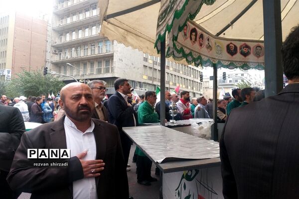 حضور پرشور دانش‌آموزان مدارس منطقه 4 در راهپیمایی 13 آبان