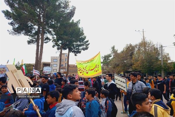 حضور پرشور دانش‌آموزان  دبیرستان دکتر شریعتی  در راهپیمایی  13 آبان  شهر جاجرم