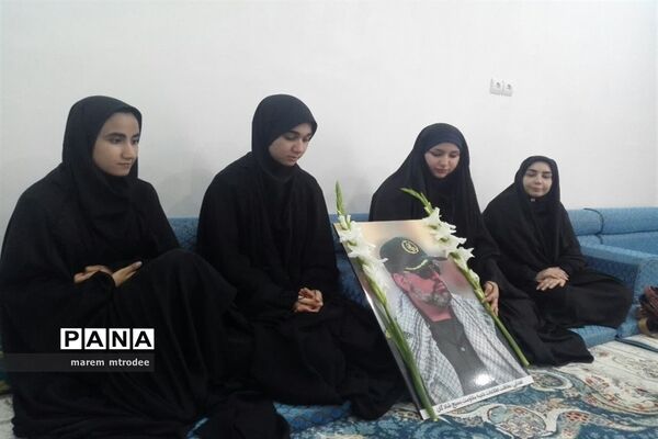 دیدار دانش‌آموزان شادگانی  با خانواده شهدا