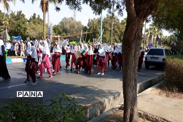 راهپیمای 13 آبان با حضور گسترده دانش‌آموزان و فرهنگیان هرمزگانی