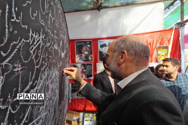 بازدید مدیر‌کل آموزش و پرورش استان خراسان جنوبی از غرفه تشکل‌های دانش‌آموزی