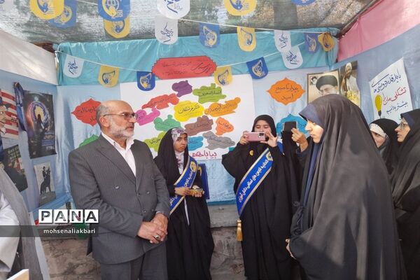 بازدید مدیر‌کل آموزش و پرورش استان خراسان جنوبی از غرفه تشکل‌های دانش‌آموزی