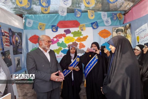 بازدید مدیر‌کل آموزش و پرورش استان خراسان جنوبی از غرفه تشکل‌های دانش‌آموزی