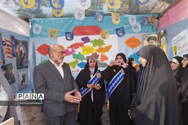 بازدید مدیر‌کل آموزش و پرورش استان خراسان جنوبی از غرفه تشکل‌های دانش‌آموزی