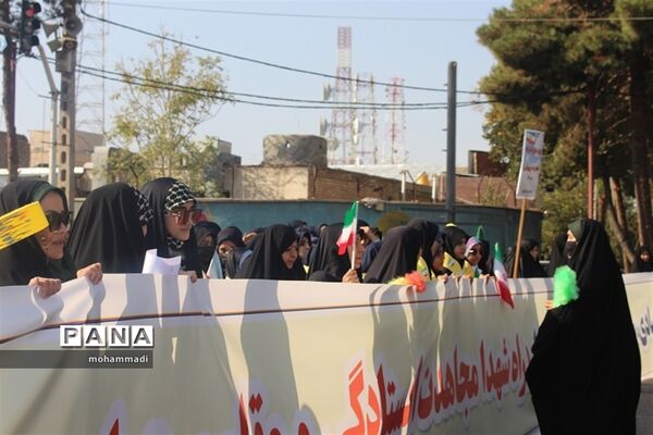 حضور فرزندان سلیمانی در راهپیمایی 13 آبان