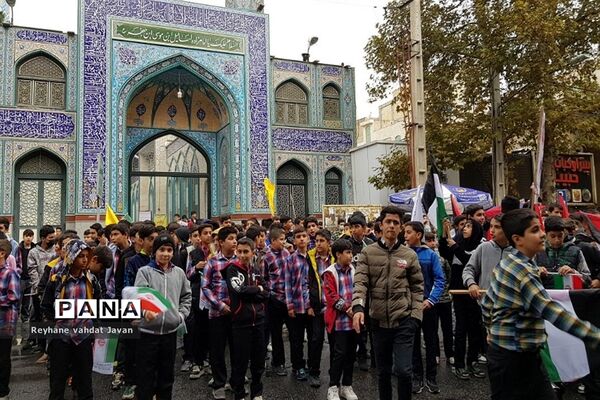 راهپیمایی پرشور دانش‌آموزان شهرستان شهریار در سیزده آبان