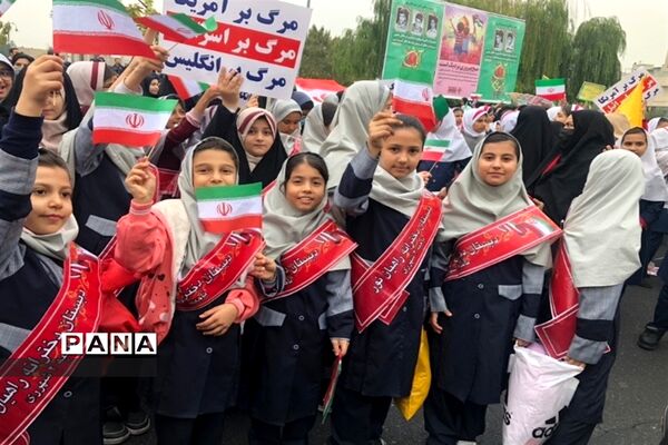 حضور پرشور دانش‌آموزان در راهپیمایی یوم الله سیزده آبان ناحیه 2 ری