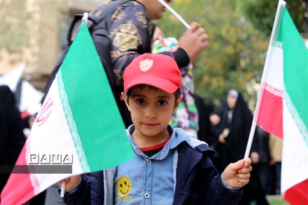 حضور دانش‌آموزان در راهپیمایی سیزده آبان ماه