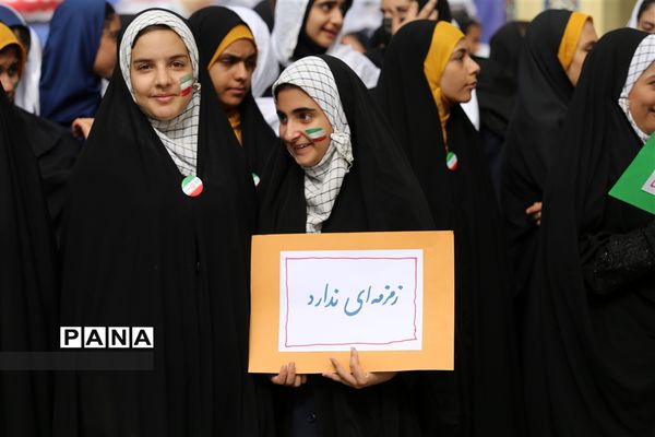 حضور دانش‌آموزان در راهپیمایی سیزده آبان ماه