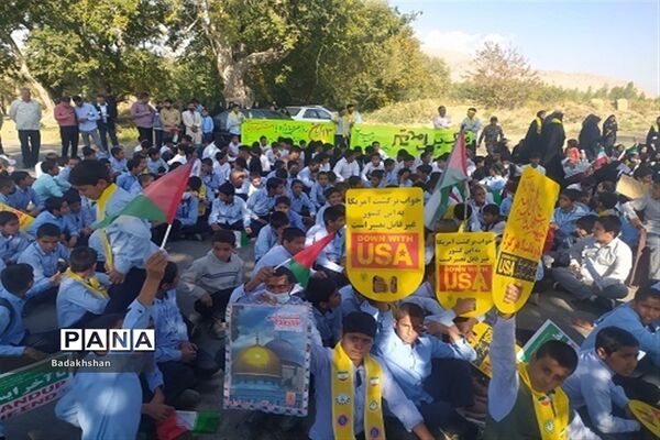 حضور دانش‌آموزان عشایری کرمان در راهپیمایی 13 آبان