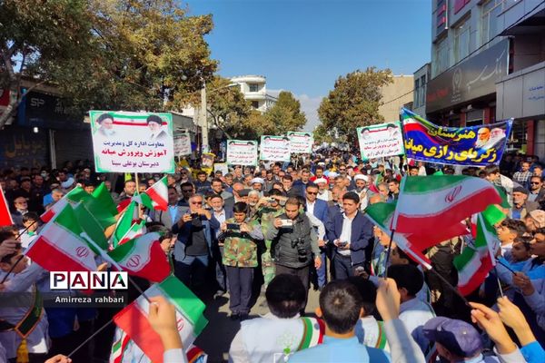 راهپیمایی  دانش‌آموزان میانه به‌مناسبت ۱۳ آبان