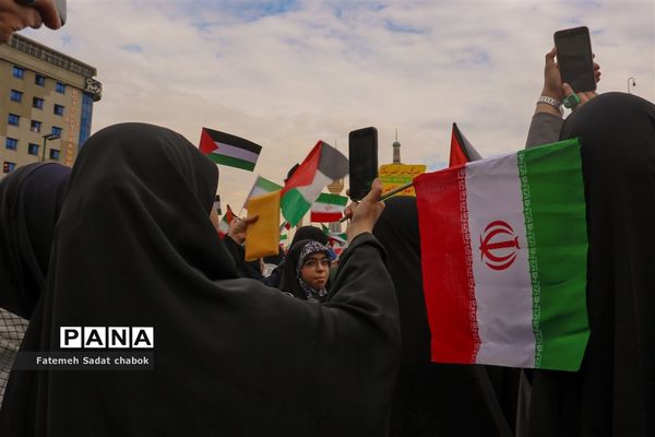 حضور پرشور مردم و دانش‌آموزان مشهد در یوم الله ۱۳ آبان