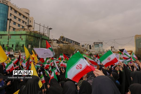 حضور پرشور مردم و دانش‌آموزان مشهد در یوم الله ۱۳ آبان