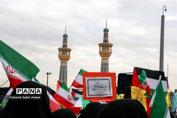 حضور پرشور مردم و دانش‌آموزان مشهد در یوم الله ۱۳ آبان