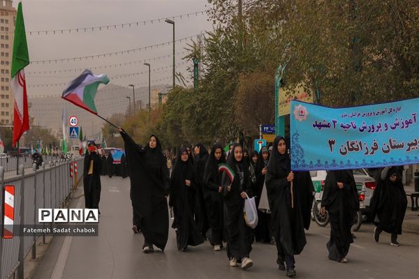 حضور پرشور مردم و دانش‌آموزان مشهد در یوم الله ۱۳ آبان
