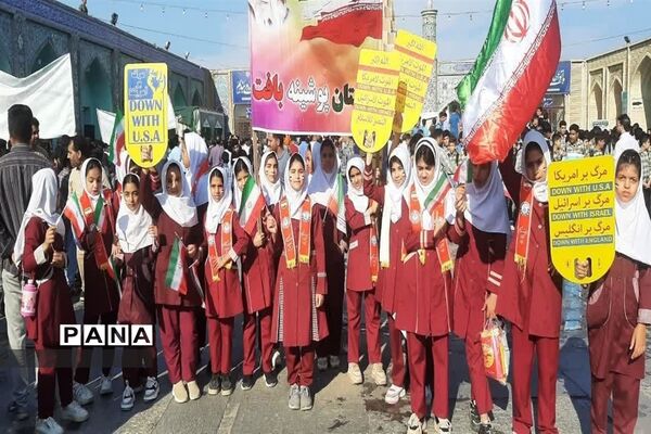 راهپیمایی دانش‌آموزان شهرستان شوش در روز ۱۳ آبان