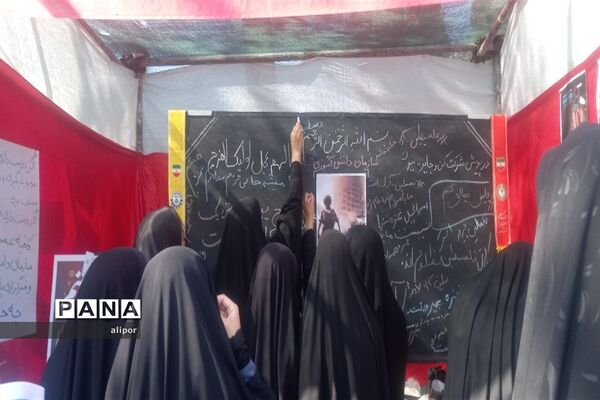 حضور پر شور دانش آموزان دختر خراسان جنوبی  در راهپیمایی 13 آبان