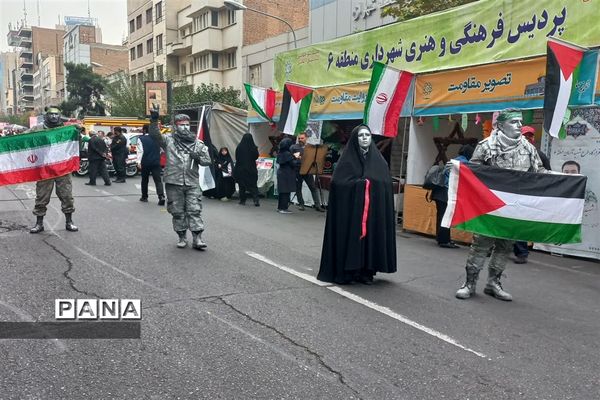 راهپیمایی ۱۳ آبان در حمایت از مردم غزه در هوای بارانی