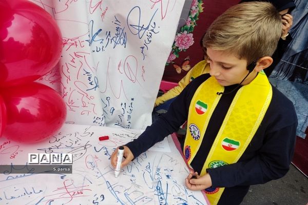 راهپیمایی ۱۳ آبان در حمایت از مردم غزه در هوای بارانی