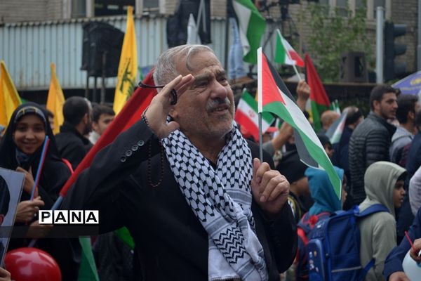 راهپیمایی ۱۳ آبان در حمایت از مردم غزه در هوای بارانی