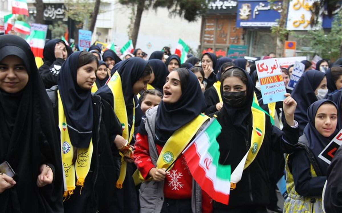 مصاحبه دانش‌آموز خبرنگار پانا بادانش‌آموزان شرکت کننده در راهپیمایی روز۱۳ آبان/فیلم