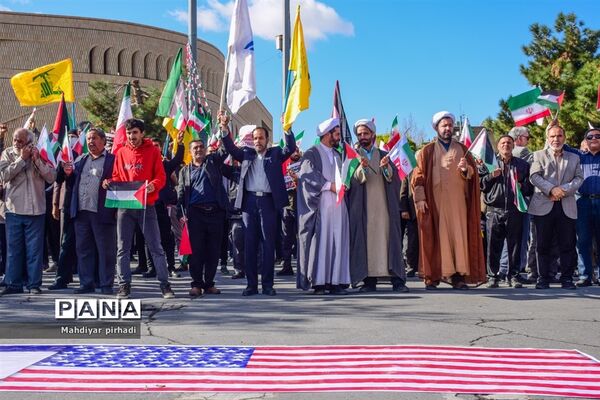 حضور پرشور دانش‌آموزان در راهپیمایی ۱۳ آبان شهر اراک
