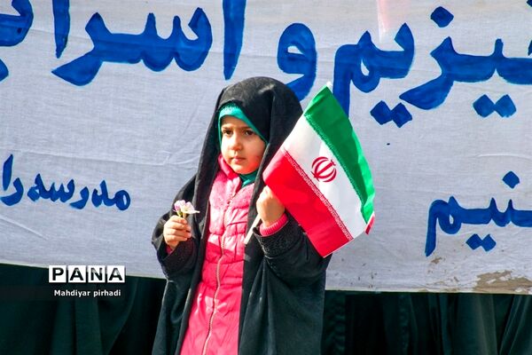 حضور پرشور دانش‌آموزان در راهپیمایی ۱۳ آبان شهر اراک
