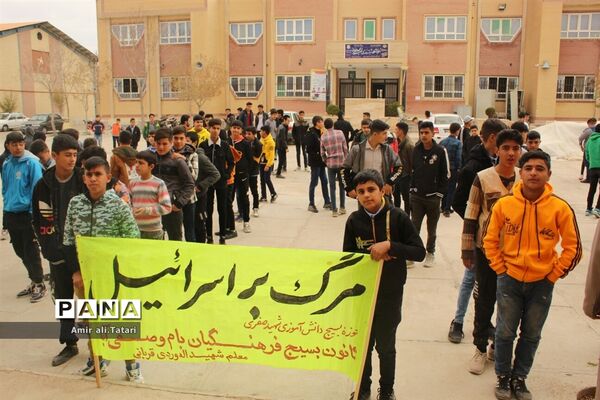 نواختن‌ زنگ استکبار‌ستیزی در دبیرستان شهید احمد ارغیانی شهرستان بام و صفی آباد