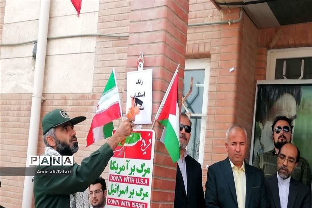نواختن‌ زنگ استکبار‌ستیزی در دبیرستان شهید احمد ارغیانی شهرستان بام و صفی آباد