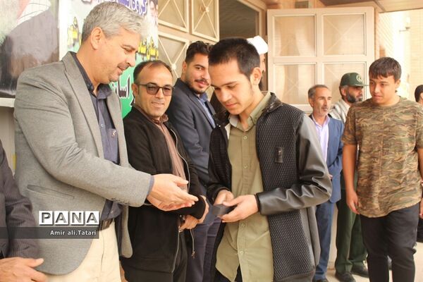 نواختن‌ زنگ استکبار‌ستیزی در دبیرستان شهید احمد ارغیانی شهرستان بام و صفی آباد