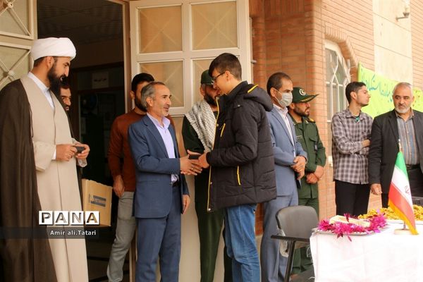 نواختن‌ زنگ استکبار‌ستیزی در دبیرستان شهید احمد ارغیانی شهرستان بام و صفی آباد