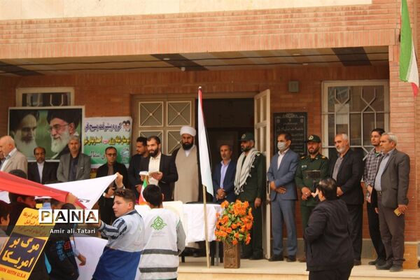 نواختن‌ زنگ استکبار‌ستیزی در دبیرستان شهید احمد ارغیانی شهرستان بام و صفی آباد