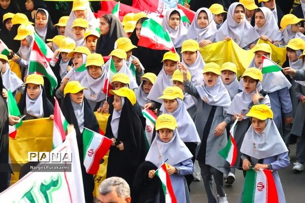راهپیمایی ۱۳ آبان باحضور گسترده دانش آموزان در ابرکوه