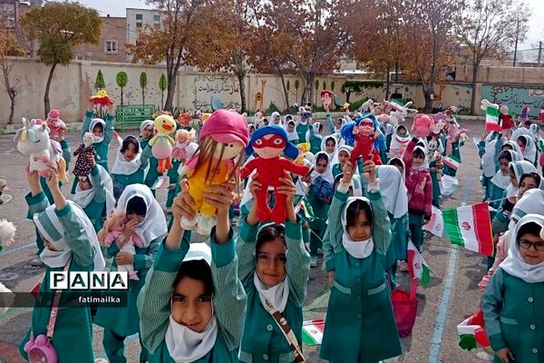 دانش‌آموزان دبستان فرشتگان شهرستان فیروزکوه روز دانش‌آموز را گرامی داشتند